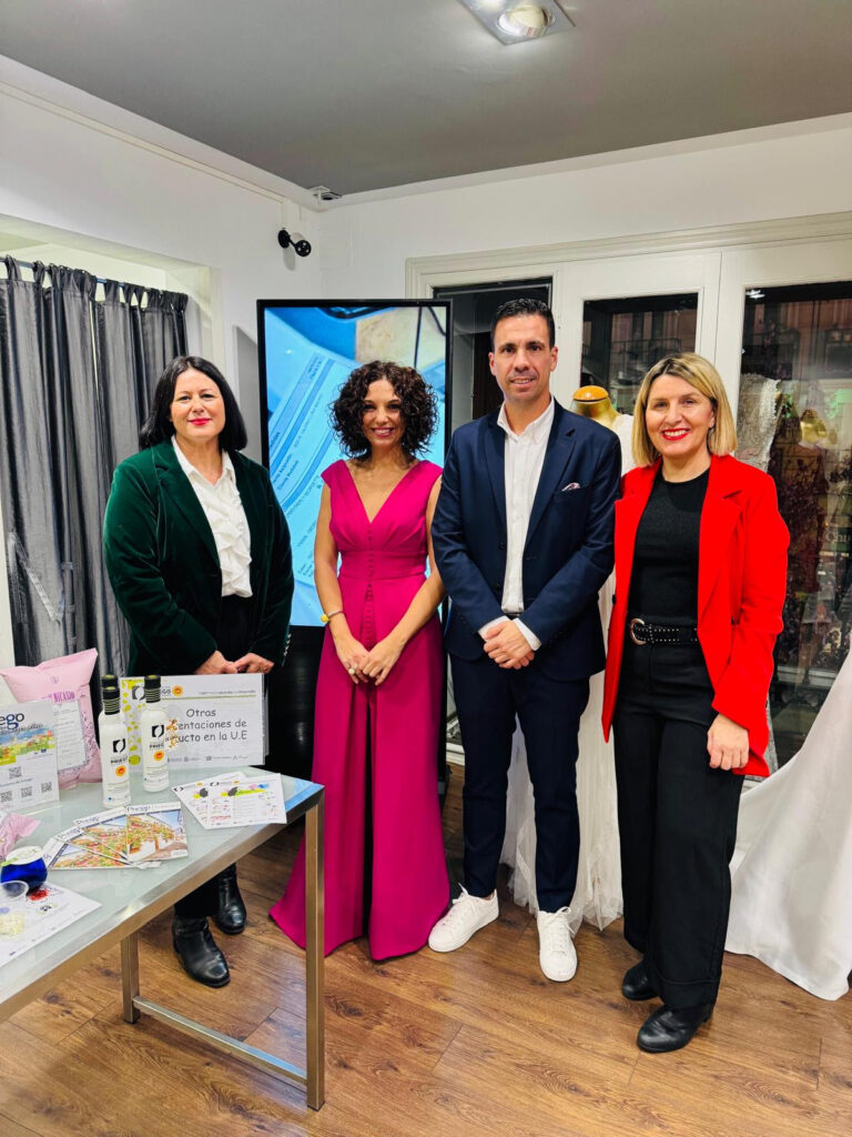 Viste tu mesa de oro en Navidad